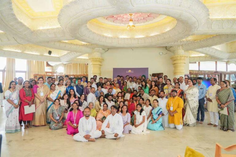 हमें अपने किशोरों को उनकी खुशी बनाए रखने के लिए उपकरण और तकनीकें देने की जरूरत है – गुरुदेव श्री श्री रवि शंकर