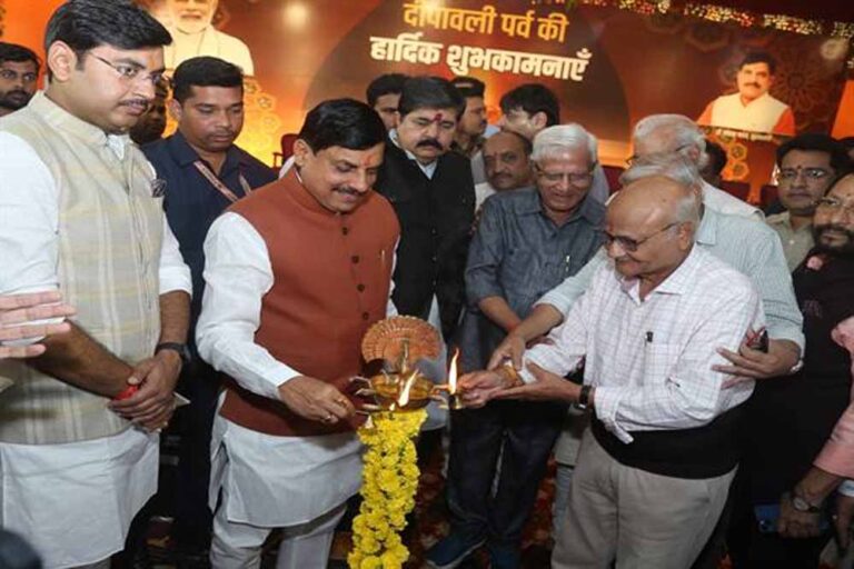 मुख्यमंत्री डॉ. यादव ने मीडिया के साथियों के साथ मनाया दीपोत्सव, मुख्यमंत्री निवास पर दीपावली मिलन समारोह मुख्यमंत्री डॉ. यादव ने मीडिया के साथियों के साथ मनाया दीपोत्सव, मुख्यमंत्री निवास पर दीपावली मिलन समारोह