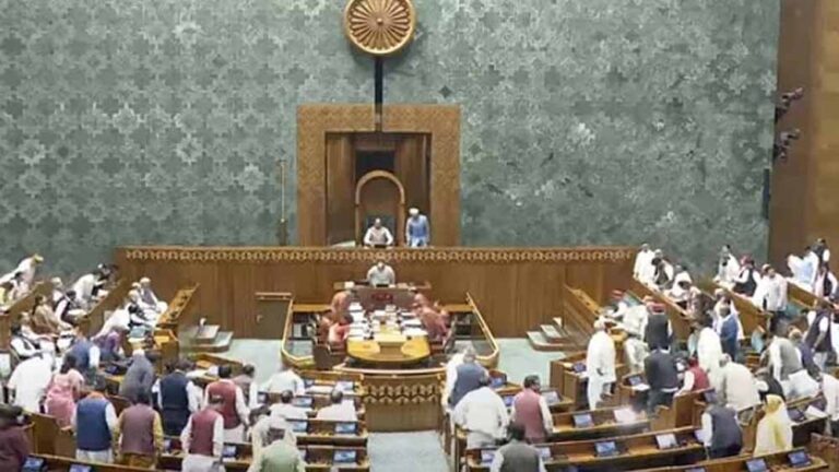 विपक्ष के जोरदार हंगामे के बीच लोक सभा और राज्यसभा की कार्यवाही दिन भर के लिये स्थगित