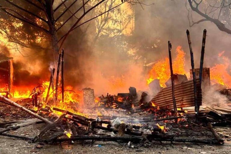 कोलकाता के उल्टाडांगा में लगी भीषण आग, दमकल की कई गाड़ियां मौके पर पहुंचीं कोलकाता के उल्टाडांगा में लगी भीषण आग, दमकल की कई गाड़ियां मौके पर पहुंचीं