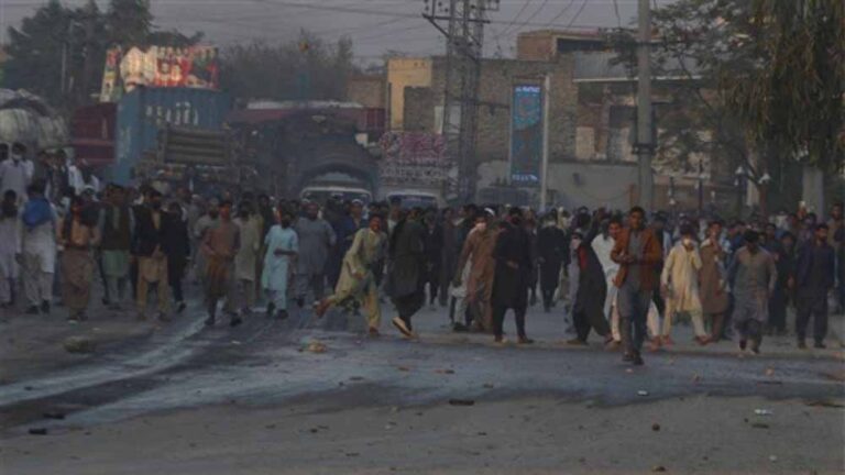 पाकिस्तान के कबायली इलाके में यात्री वैन पर बंदूक से किए गए हमले में कम से कम 11 लोगों की मौत पाकिस्तान के कबायली इलाके में यात्री वैन पर बंदूक से किए गए हमले में कम से कम 11 लोगों की मौत