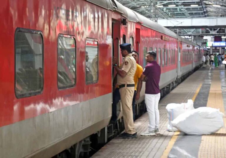 मुंबई उपनगर क्षेत्र में सफर करने वाले यात्रियों के लिए बड़ी राहत की खबर, 13 नई एसी लोकल ट्रेन सेवाएं शुरू मुंबई उपनगर क्षेत्र में सफर करने वाले यात्रियों के लिए बड़ी राहत की खबर, 13 नई एसी लोकल ट्रेन सेवाएं शुरू