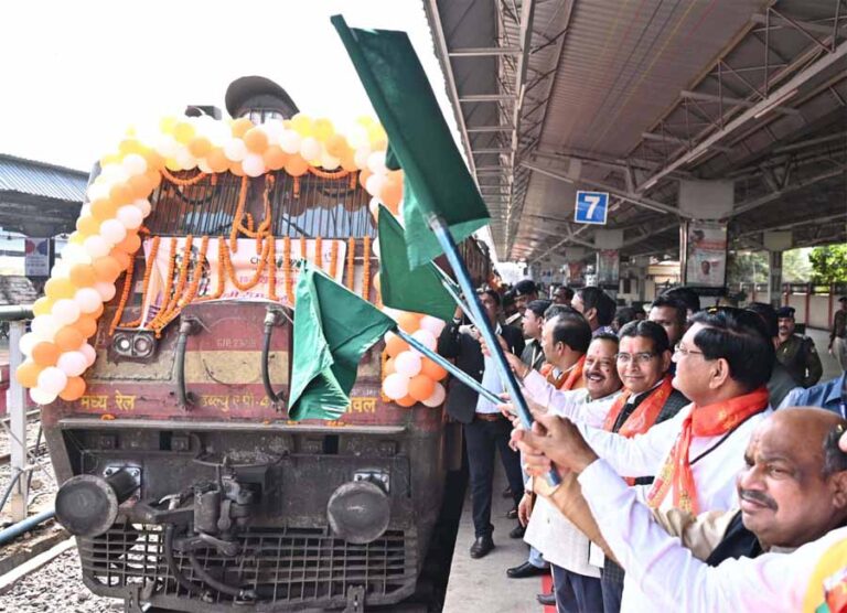 श्री रामलला दर्शन योजना : राजस्व मंत्री वर्मा और खाद्य मंत्री श्री बघेल ने ट्रेन को हरी झंडी दिखाकर किया रवाना