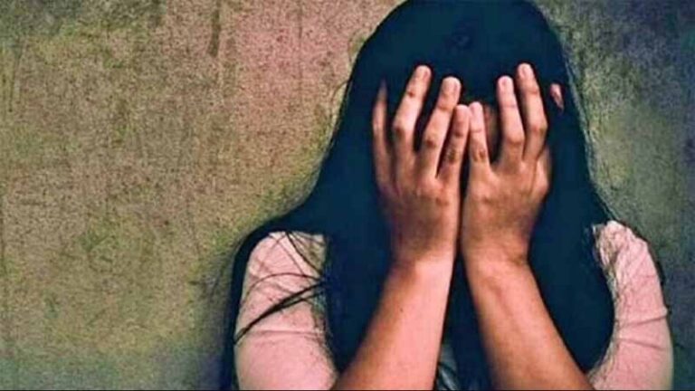 इंसानियत हुई शर्मसार : शहीद सैनिक की पत्नी से भतीजे ने किया रेप,  ब्लैकमेल कर ऐंठे 39 लाख