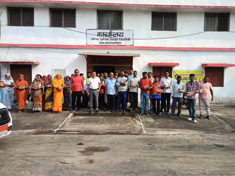 नगर निगम आयुक्त ने सफाई मित्रो के साथ मनाई दिवाली, सफाई मित्रो को दी शुभकानाएं वितरित किये मिष्ठान नगर निगम आयुक्त ने सफाई मित्रो के साथ मनाई दिवाली, सफाई मित्रो को दी शुभकानाएं वितरित किये मिष्ठान