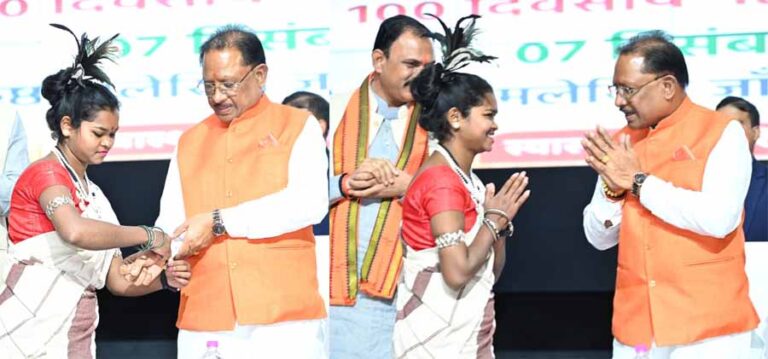 बस्तर के तोकापाल की रहने वाली बबीता नाग ने मुख्यमंत्री को बांधा निरामय सूत्र बस्तर के तोकापाल की रहने वाली बबीता नाग ने मुख्यमंत्री को बांधा निरामय सूत्र