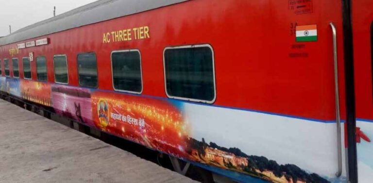 महाकुंभ को लेकर रेलवे की तैयारियां तेज, महाकुंभ की थीम पर तैयार की जा रही ट्रेन की बोगिया महाकुंभ को लेकर रेलवे की तैयारियां तेज, महाकुंभ की थीम पर तैयार की जा रही ट्रेन की बोगिया