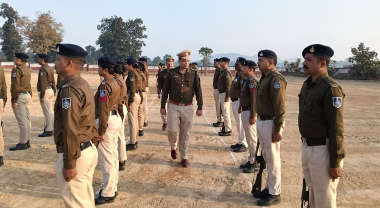 पुलिस अधीक्षक महोदय अनूपपुर द्वारा किया गया  परेड का निरीक्षण