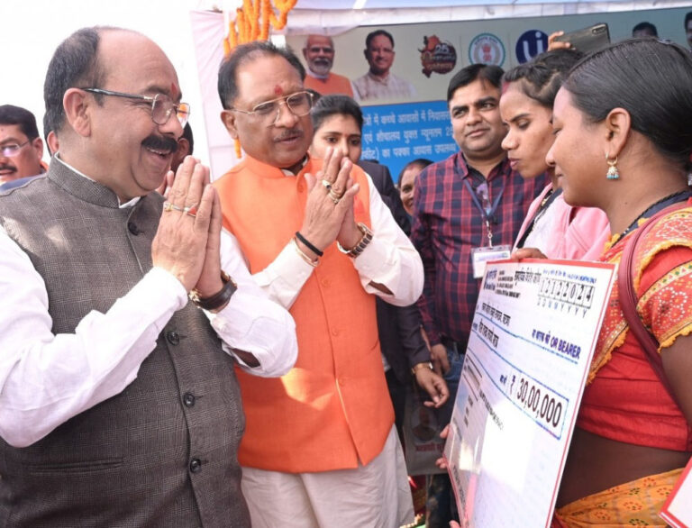 मुख्यमंत्री विष्णु देव साय ने सामूहिक विवाह सम्मेलन में शामिल होकर नव दंपत्तियों को दिया आशीर्वाद