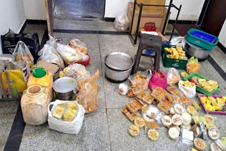 DRM अचानक स्टेशन पहुंचे, स्टॉल से मांगा एक प्लेट पोहा, सूंघते ही सिकोड़ ली नाक DRM अचानक स्टेशन पहुंचे, स्टॉल से मांगा एक प्लेट पोहा, सूंघते ही सिकोड़ ली नाक