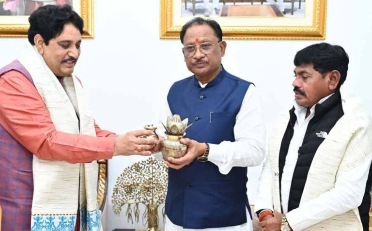 उत्तरप्रदेश के दो मंत्रियों ने पवित्र गंगा जल और प्रतीक चिन्ह भेंट कर मुख्यमंत्री साय को आमंत्रित किया उत्तरप्रदेश के दो मंत्रियों ने पवित्र गंगा जल और प्रतीक चिन्ह भेंट कर मुख्यमंत्री साय को आमंत्रित किया