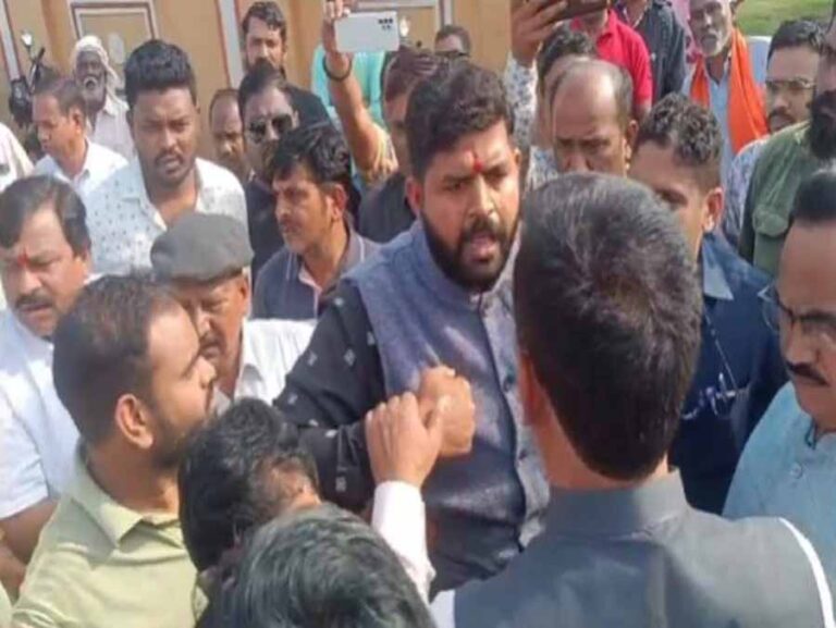 बीजेपी के मंडल अध्यक्ष चुनाव के दौरान एक बार फिर से हंगामा बीजेपी के मंडल अध्यक्ष चुनाव के दौरान एक बार फिर से हंगामा