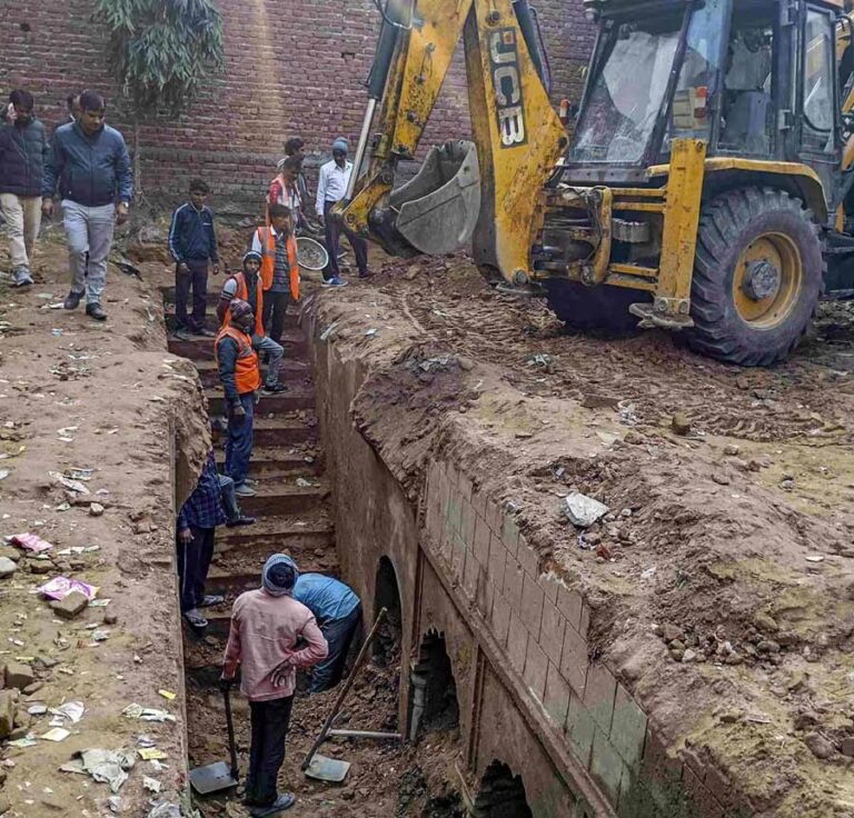 संभल में बावड़ी की पहली मंजिल के गलियारों से मिट्टी हटाने का काम जारी संभल में बावड़ी की पहली मंजिल के गलियारों से मिट्टी हटाने का काम जारी