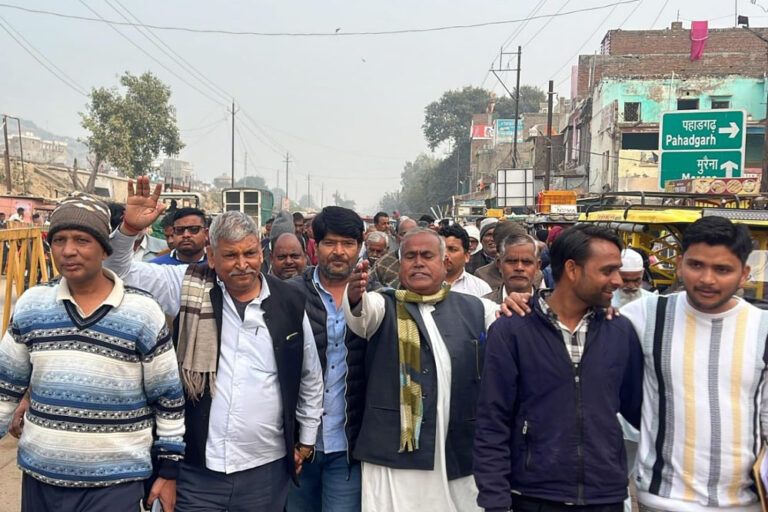 नगर परिषद के विस्थापित दुकानदारों को निशुल्क दुकानें निर्माण कर दी जाए।  दुकानदार यूनियन