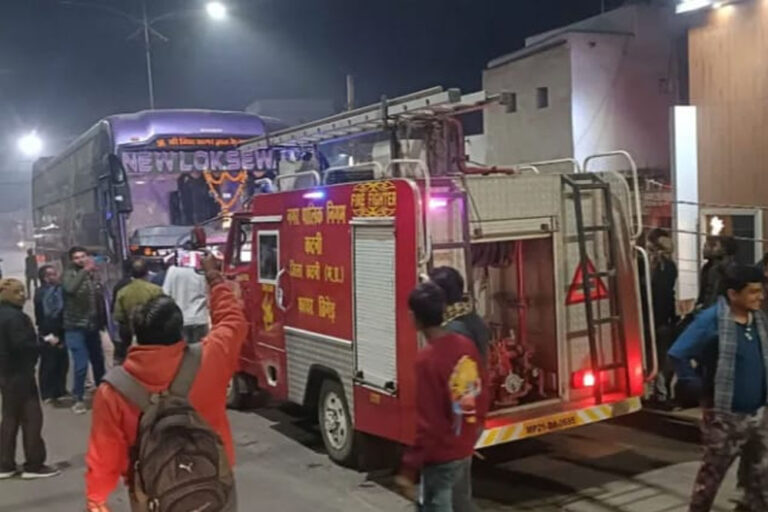 चांडक चौक ब्रिज पर इंदौर जा रही चलती ऐसी बस में लगी आग, मची अफरा तफरी