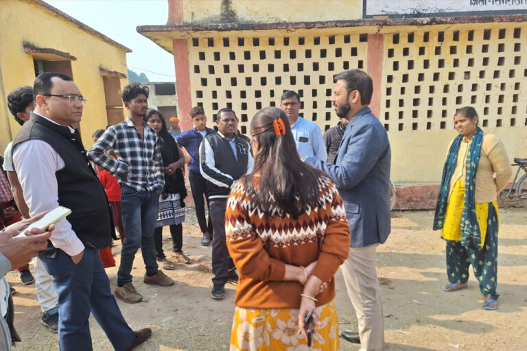 फिर अचानक बीमार हुये पिपराझांपी के छात्र, 11 छात्रों का चल रहा जिला चिकित्सालय में इलाज