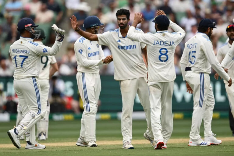 बॉर्डर गावस्कर ट्रॉफी के चौथे टेस्ट में भारतीय टीम की हालत काफी खराब, फॉलोऑन का खतरा बॉर्डर गावस्कर ट्रॉफी के चौथे टेस्ट में भारतीय टीम की हालत काफी खराब, फॉलोऑन का खतरा