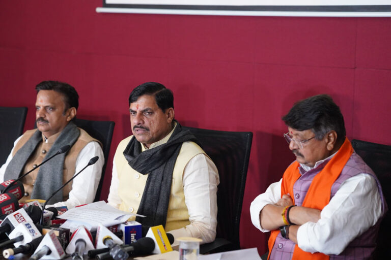 मुख्यमंत्री डॉ. मोहन यादव ने कुशाभाऊ ठाकरे कन्वेंशन सेंटर में हुए मंथन शिविर में विभिन्न प्रेजेंटेशन देखे मुख्यमंत्री डॉ. मोहन यादव ने कुशाभाऊ ठाकरे कन्वेंशन सेंटर में हुए मंथन शिविर में विभिन्न प्रेजेंटेशन देखे