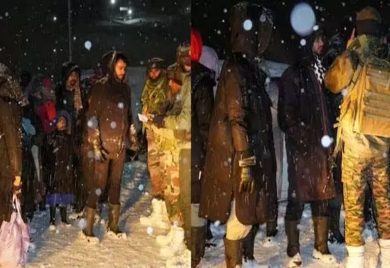 भारतीय सेना ने गुलमर्ग जाते वक्त रास्ते में फंसे कई पर्यटकों को बचाया भारतीय सेना ने गुलमर्ग जाते वक्त रास्ते में फंसे कई पर्यटकों को बचाया