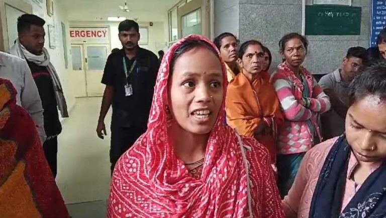 गर्म फ्लाईएश की चपेट में आए 3 श्रमिक, 1 की मौत, 2 घायल गर्म फ्लाईएश की चपेट में आए 3 श्रमिक, 1 की मौत, 2 घायल