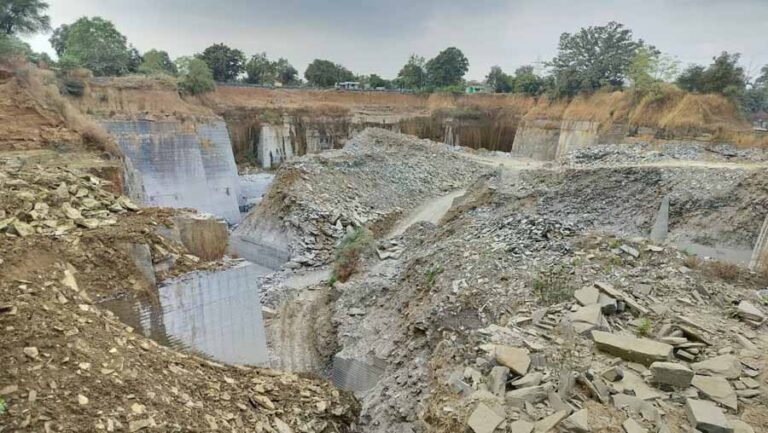 खनिज संपदाओं का लगातार दोहन पर्यावरण के लिए हानिकारक, चूना पत्थर खदान के अपशिष्ट से पाटा जा रहा महानदी को खनिज संपदाओं का लगातार दोहन पर्यावरण के लिए हानिकारक, चूना पत्थर खदान के अपशिष्ट से पाटा जा रहा महानदी को