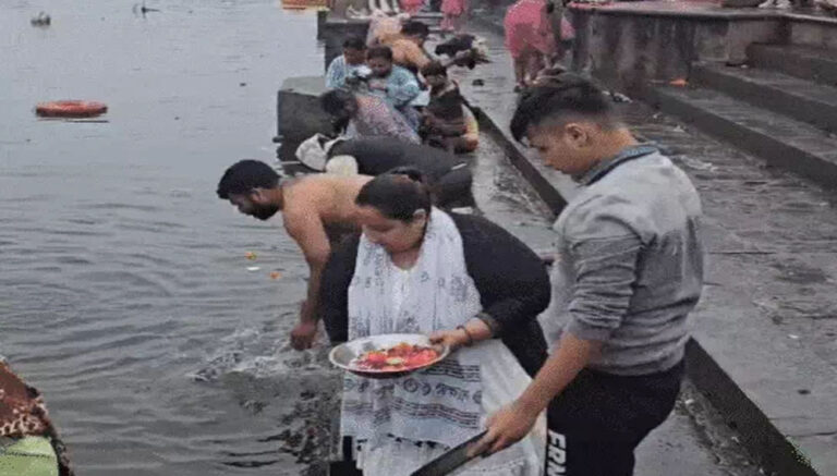 उज्जैन में कड़ाके की ठंड में सोमवती अमावस्या पर मोक्षदायिनी शिप्रा नदी में श्रद्धालु बड़ी संख्या में डुबकी लगाने पहुंचे