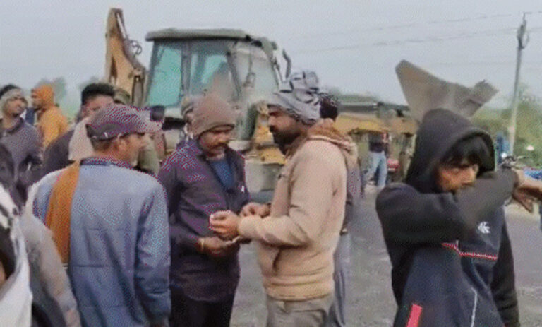 उज्जैन : पिकअप में सवार थे 30 से ज्यादा मजदूर, हादसे में गई तीन की जान, पांच की हालत गंभीर