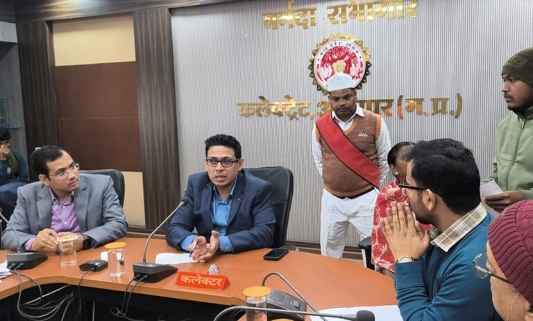 कलेक्टर ने जनसुनवाई के दौरान अधिकारियों को दिए निर्देश