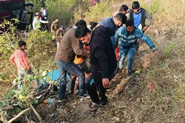 सड़क हादसा : राम मंदिर दर्शन कर लौट रही श्रद्धालुओं से भरी बस छिंदवाड़ा में पलटी, रेस्क्यू जारी