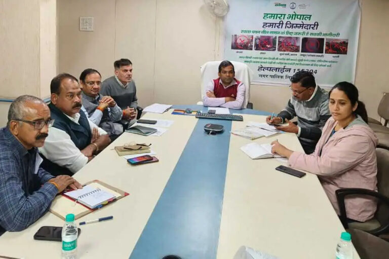 भोपाल में लगातार बढ़ते वायु प्रदूषण के चलते निगम प्रशासन को मैदान में उतरकर  कमान संभालनी पड़ रही