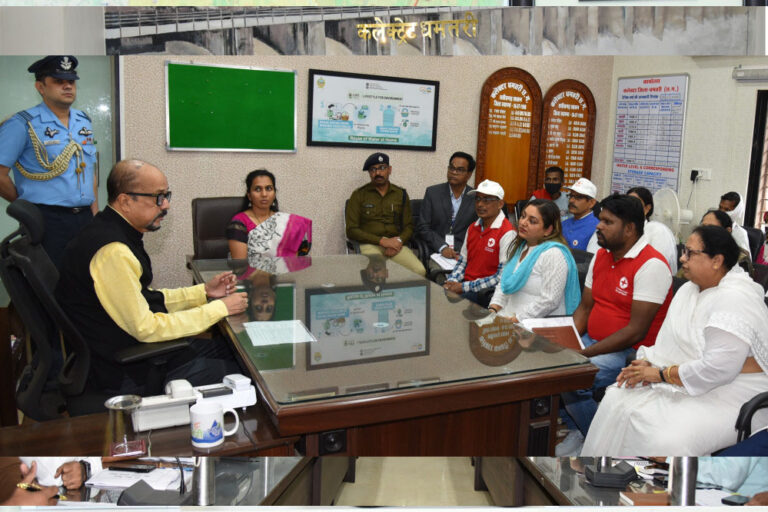 राज्यपाल डेका कलेक्टोरेट में अधिकारियों से चर्चा कर योजनाओं के क्रियान्वयन से हुए अवगत