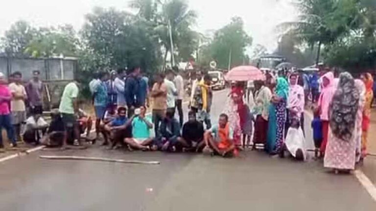 छत्तीसगढ़-बीजापुर में ग्रामीणों ने एनएच जाम कर वन विभाग से वापस मांगी लकड़ी छत्तीसगढ़-बीजापुर में ग्रामीणों ने एनएच जाम कर वन विभाग से वापस मांगी लकड़ी