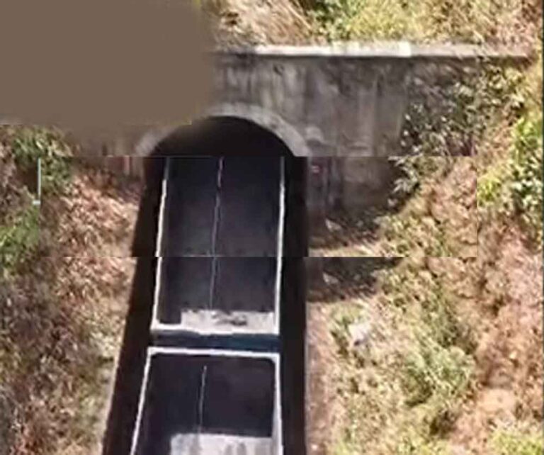 छत्तीसगढ़-पेंड्रा में ट्रेन रोकने के लिए रेलवे ट्रैक पर रखा नाली का स्लैब छत्तीसगढ़-पेंड्रा में ट्रेन रोकने के लिए रेलवे ट्रैक पर रखा नाली का स्लैब