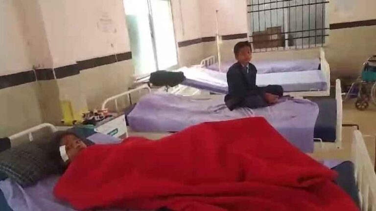 छत्तीसगढ़-स्कूली बच्चों से भरी टाटा मैजिक पलटने से एक बच्चे की मौत और चार घायल छत्तीसगढ़-स्कूली बच्चों से भरी टाटा मैजिक पलटने से एक बच्चे की मौत और चार घायल