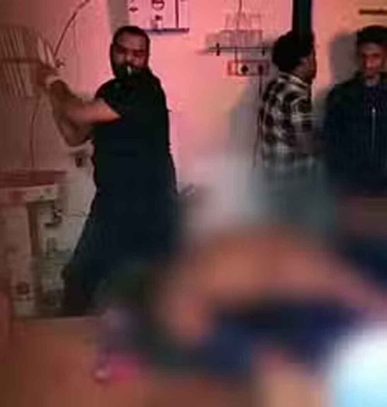 छत्तीसगढ़-रायगढ़ में दबंग ने युवक के कपडे उतरवाकर बेल्ट से बेरहमी से पीटा छत्तीसगढ़-रायगढ़ में दबंग ने युवक के कपडे उतरवाकर बेल्ट से बेरहमी से पीटा