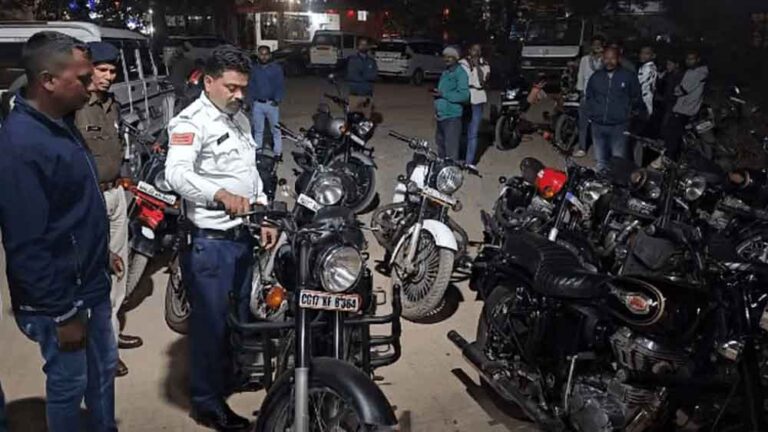 छत्तीसगढ़-जगदलपुर में चेकिंग से मॉडिफाई साइलेंसर वाली 18 बुलेट पकड़ीं