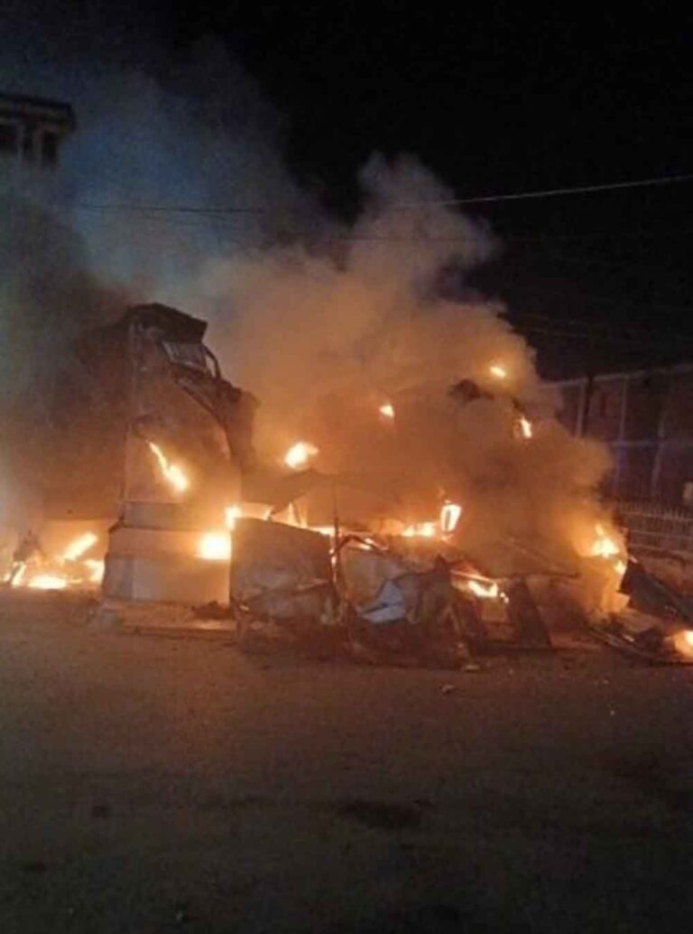 छत्तीसगढ़-रायगढ़ में दो गुटों में मारपीट में स्कूटी और नगर पालिका का वाटर एटीएम भी फूँका छत्तीसगढ़-रायगढ़ में दो गुटों में मारपीट में स्कूटी और नगर पालिका का वाटर एटीएम भी फूँका