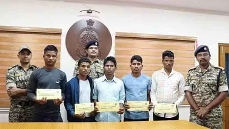 छत्तीसगढ़-बीजापुर में 11 लाख के इनामी सहित पांच नक्सलियों ने पुलिस के सामने किया सरेंडर