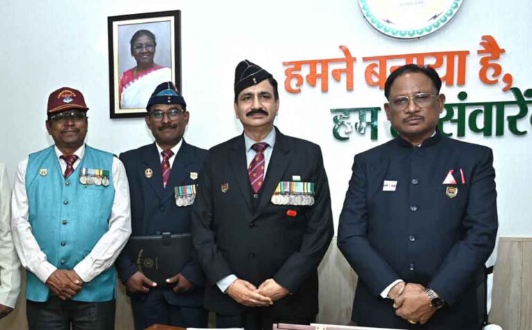 छत्तीसगढ़-सशस्त्र सेना झंडा दिवस पर मुख्यमंत्री बोले- ‘सैनिकों के शौर्य और बलिदानों के कारण ही हम सुरक्षित’