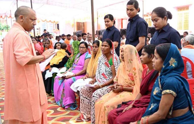 गोरखपुर पहुंचे सीएम योगी आदित्यनाथ बोले-नहीं होने देंगे किसी के भी साथ अन्याय