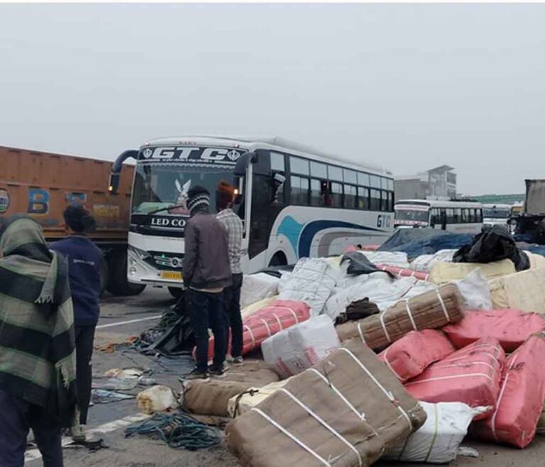 जयपुर-आगरा नेशनल हाईवे पर माल से भरा ट्रेलर पलट रातभर यातायात प्रभावित