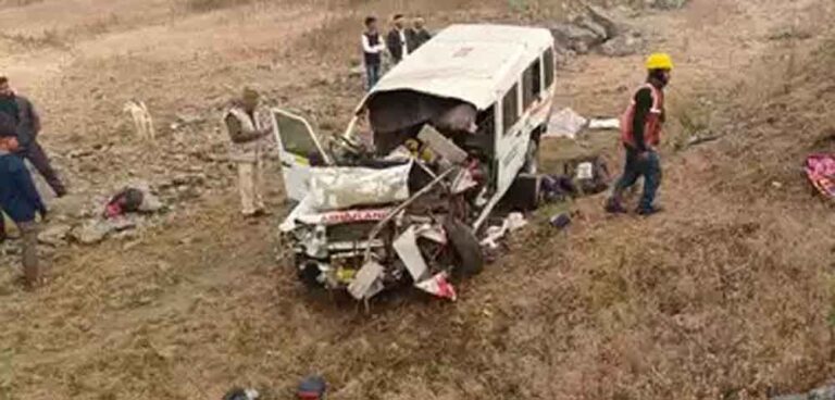 मरीज को यूपी ले जा रही एंबुलेंस सिवनी में दुर्घटनाग्रस्त होने से तीन की मौत मरीज को यूपी ले जा रही एंबुलेंस सिवनी में दुर्घटनाग्रस्त होने से तीन की मौत