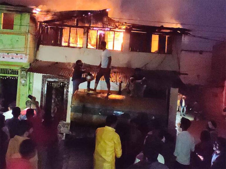 सिवनी मालवा: अज्ञात कारणों से मकान में लगी भीषण आग, शादी में शामिल होने गया था परिवार