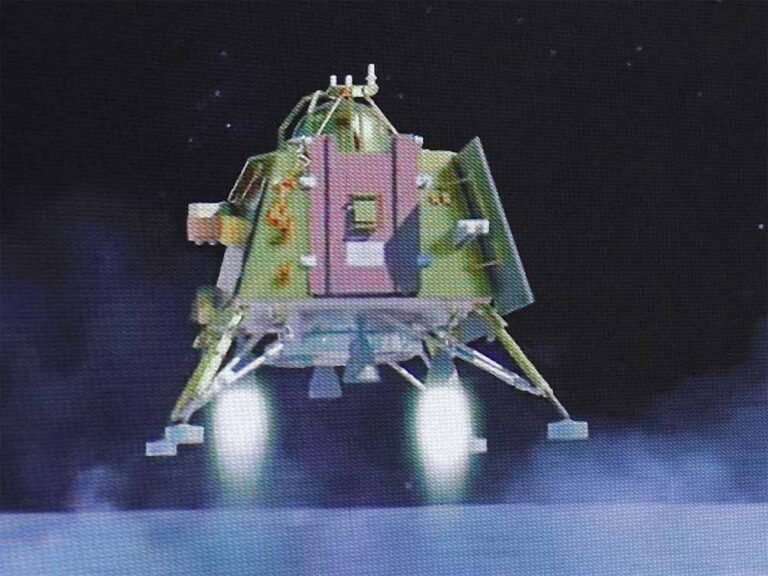 हम इस महत्वाकांक्षी परियोजना पर काम शुरू करने वाले हैं और इंसान को चांद पर लैंड कराएंगे: इसरो चेयरमैन हम इस महत्वाकांक्षी परियोजना पर काम शुरू करने वाले हैं और इंसान को चांद पर लैंड कराएंगे: इसरो चेयरमैन