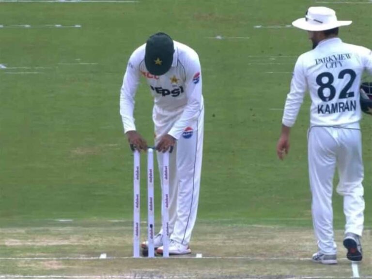 बाबर आजम का टोटका नहीं आया काम, बेल्स बदलने पर भी नहीं चमकी पाकिस्तान की किस्मत बाबर आजम का टोटका नहीं आया काम, बेल्स बदलने पर भी नहीं चमकी पाकिस्तान की किस्मत