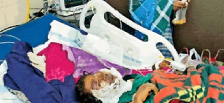 खिलौना समझकर उसे छूते ही हुआ धमाका, आइईडी ब्लास्ट में घायल हुई बच्ची खिलौना समझकर उसे छूते ही हुआ धमाका, आइईडी ब्लास्ट में घायल हुई बच्ची