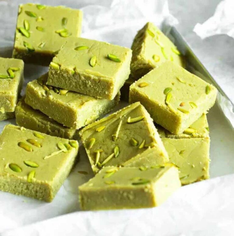 ट्राई करें मूंग से बनी पिस्ता बर्फी ट्राई करें मूंग से बनी पिस्ता बर्फी