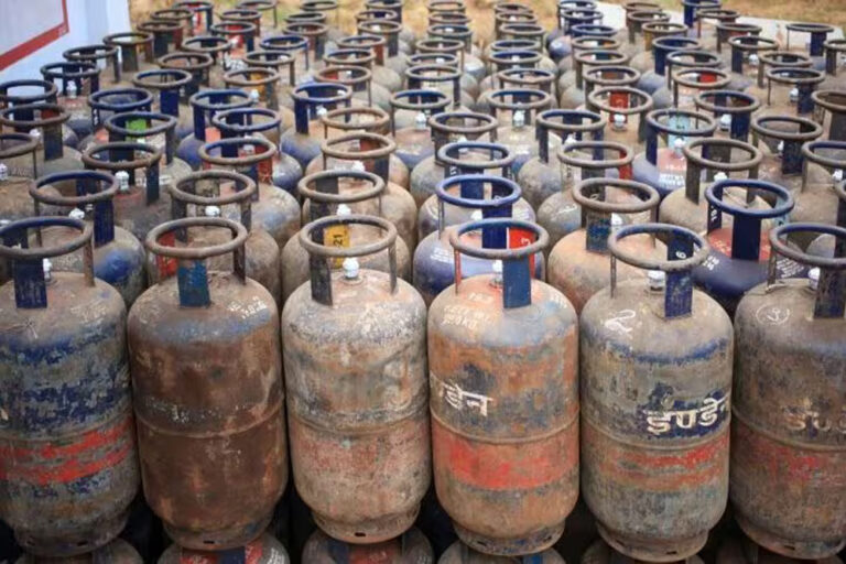 राहत लेकर आया साल का पहला दिन, घटे LPG सिलेंडर के दाम