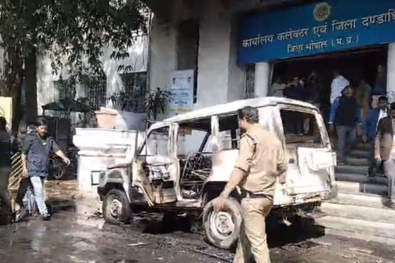 भोपाल के कलेक्टोरेट में गाड़ी में आग, प्रॉपर्टी विवाद की शिकायत लेकर पहुंचा था परिवार भोपाल के कलेक्टोरेट में गाड़ी में आग, प्रॉपर्टी विवाद की शिकायत लेकर पहुंचा था परिवार