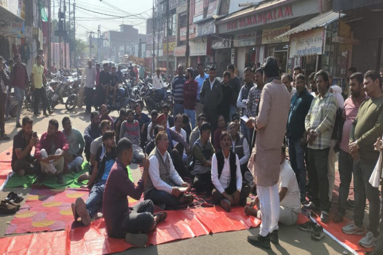 नौगई के बाद गनियारी से सर्राफा व्यवसायी को घर से उठाने का मामला पकड़ा तूल नौगई के बाद गनियारी से सर्राफा व्यवसायी को घर से उठाने का मामला पकड़ा तूल